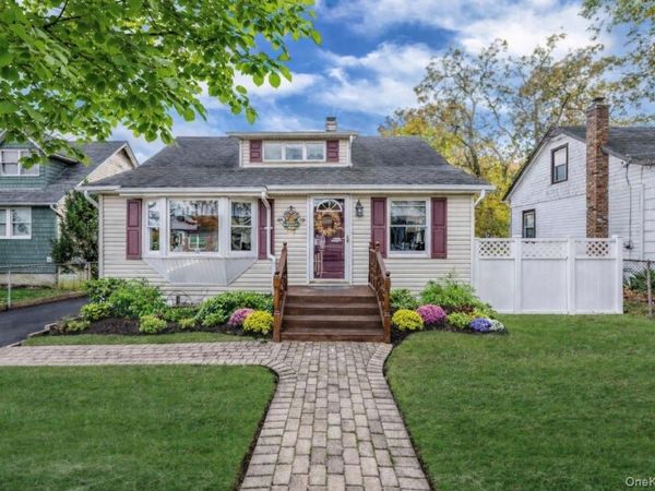 38 Roslyn Street , Islip Terrace, NY 11752