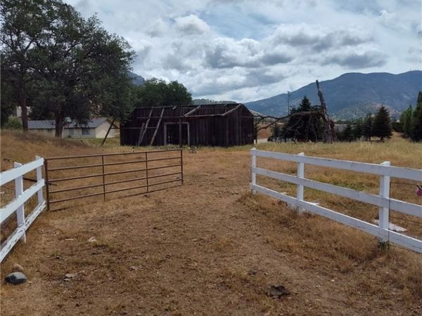 8121 Monreal, Sanger, CA 93657