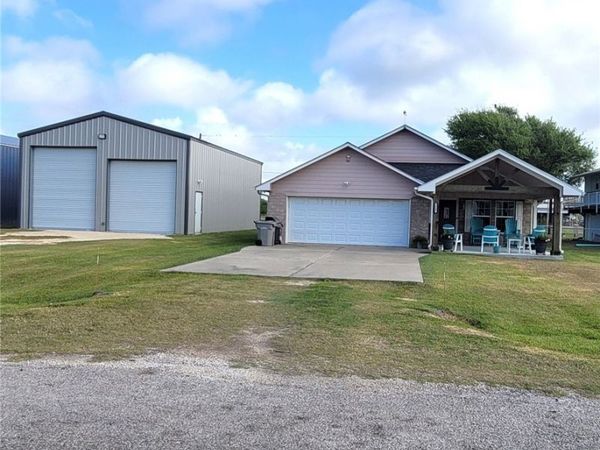 1404 W Baltimore Avenue, Seadrift, TX 77983