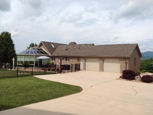 252 Richardson DR , Roanoke, VA 24019