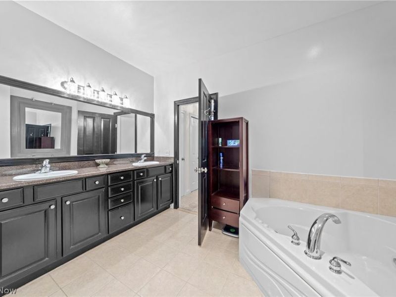 138 Stonecreek Drive, Mayfield Heights, OH 44143 Photo 20