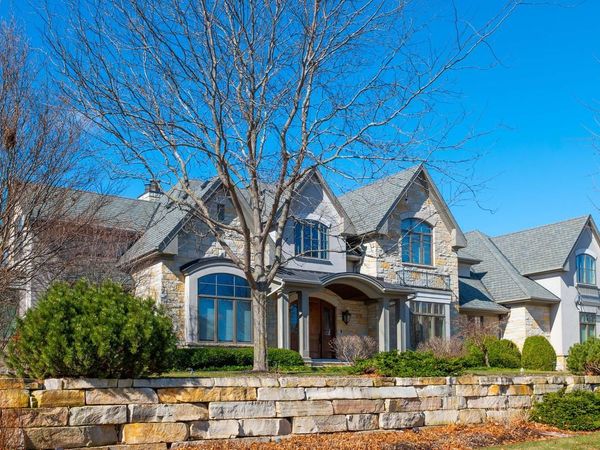 1264 Mary Hill CIRCLE, Hartland, WI 53029