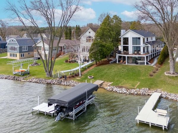 5530 W Lake DRIVE, West Bend, WI 53095