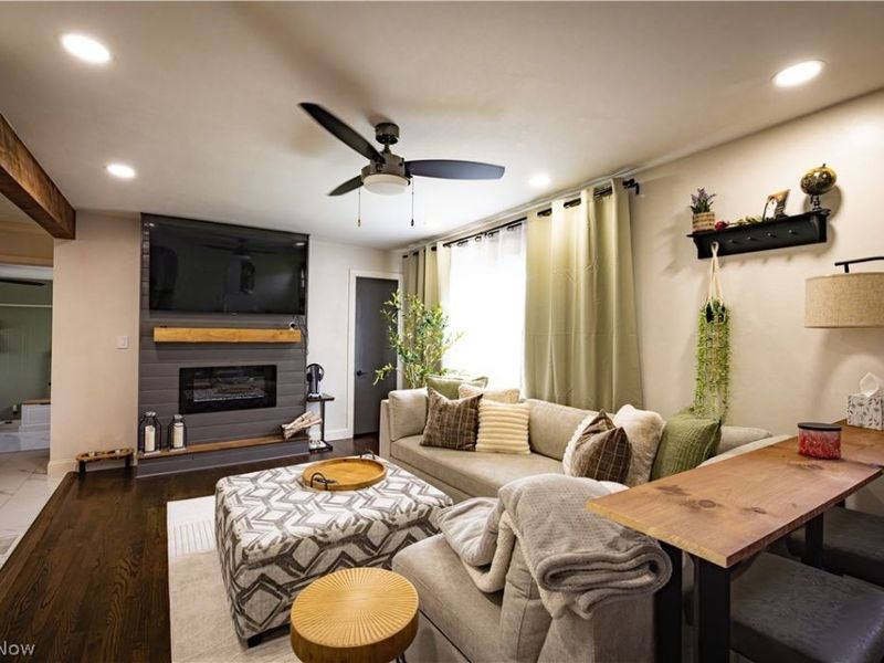 831 School Street, Hubbard, OH 44425 Photo 3