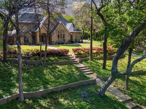 1254 Whispering Oaks Drive, DeSoto, TX 75115