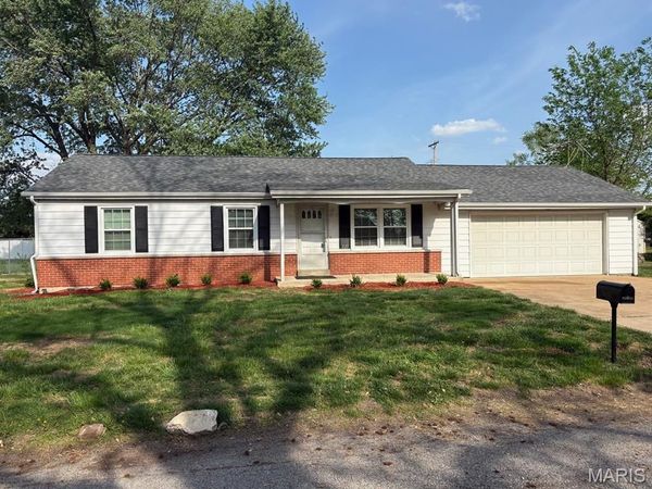 1020 Meadow Lane, St Charles, MO 63303