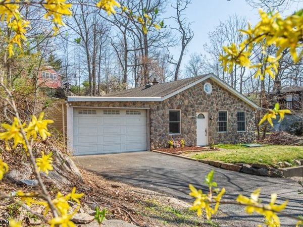 5 Bear Pond Trl, Hopatcong, NJ 07821