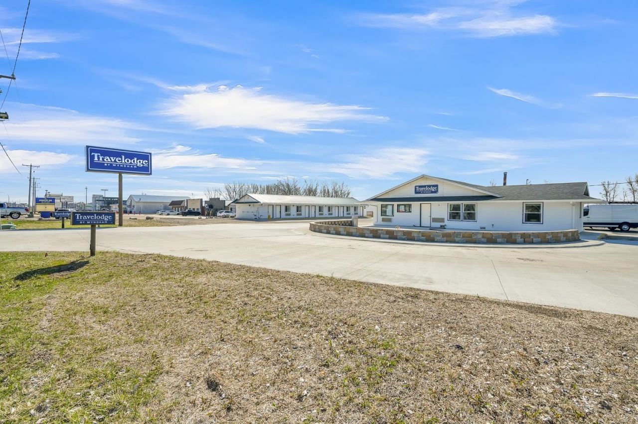 1905 18th Street, Spirit Lake, IA 51360 Main Photo