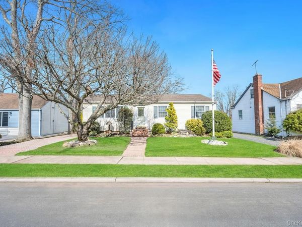 238 Centre Avenue, Lindenhurst, NY 11757