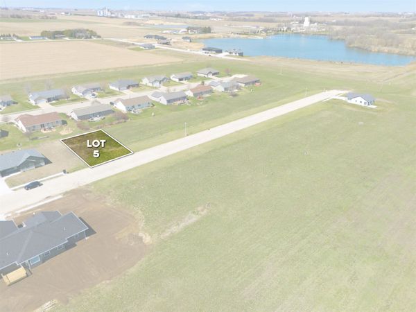940 10th St SW, Dyersville, IA 52040