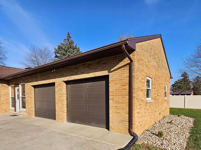 885 W Perry Street, Bucyrus, OH 44820 Photo 2