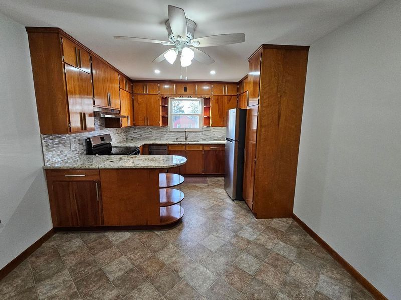 885 W Perry Street, Bucyrus, OH 44820 Photo 9