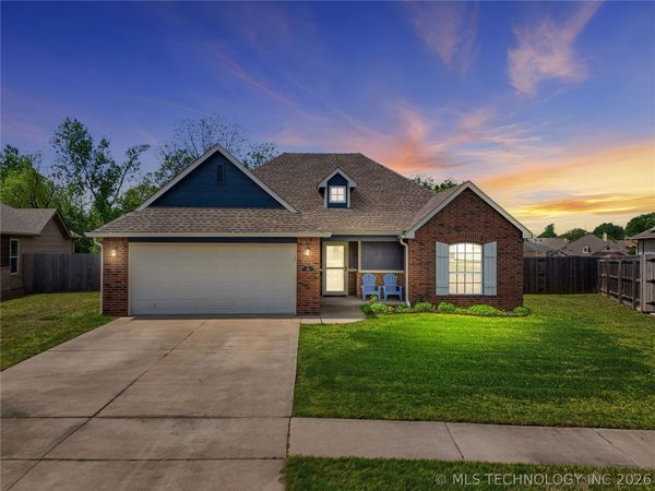 218 W 52nd Street , Sand Springs, OK 74063