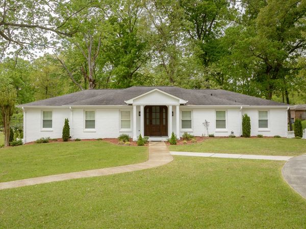 102 Colonial Dr , Florence, AL 35633