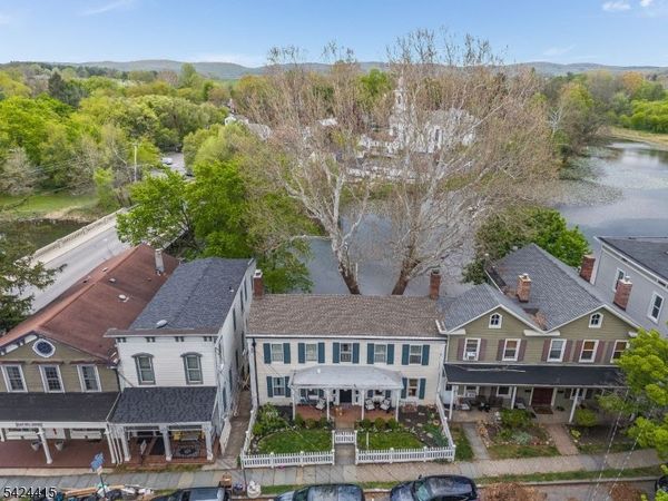 31 Center St, Clinton, NJ 08809
