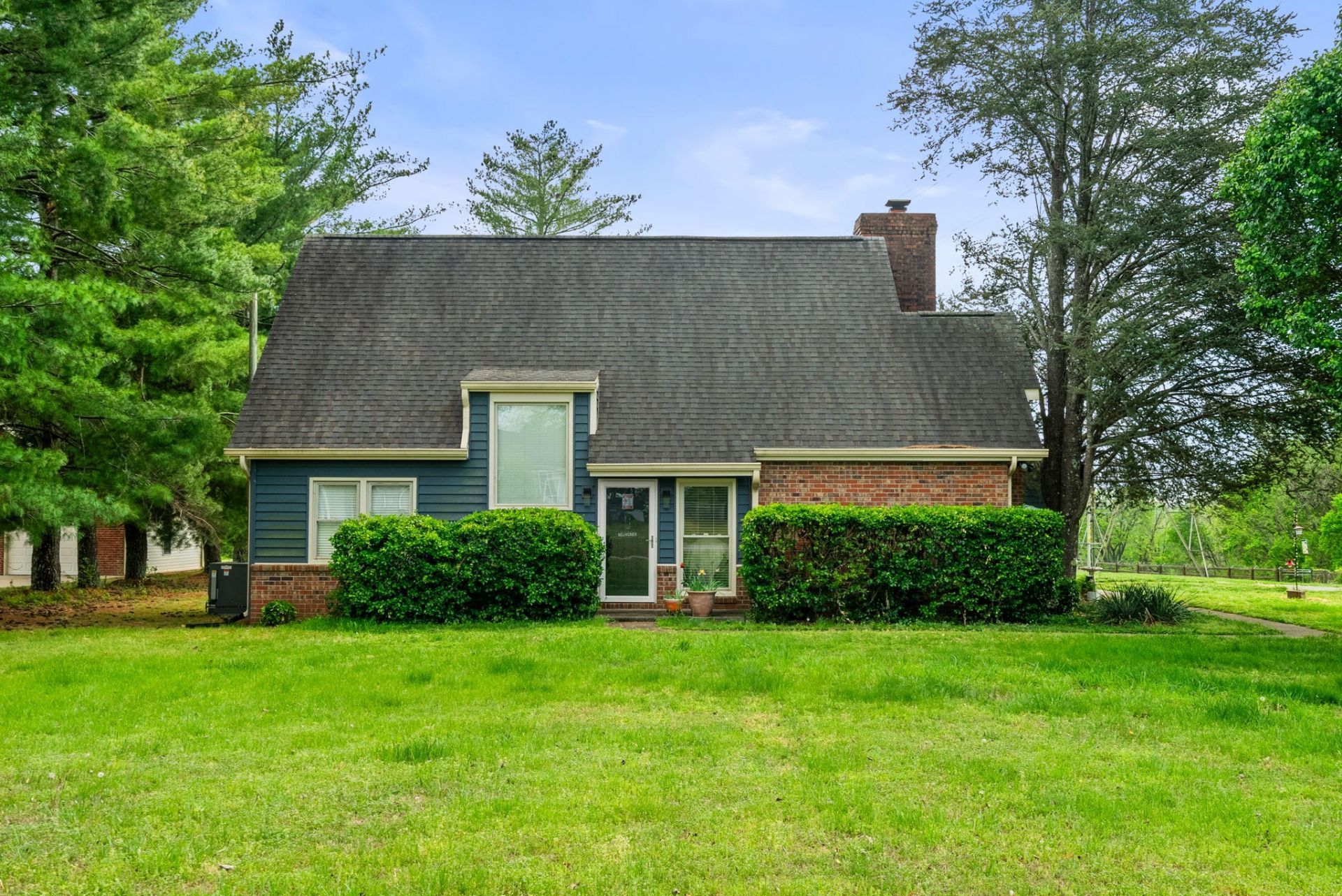 674 Lakeside Dr , Springfield, TN 37172 Main Photo