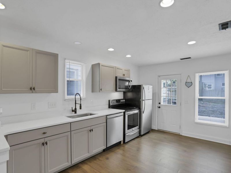 39 W Ramlow Alley , Columbus, OH 43202 Photo 7