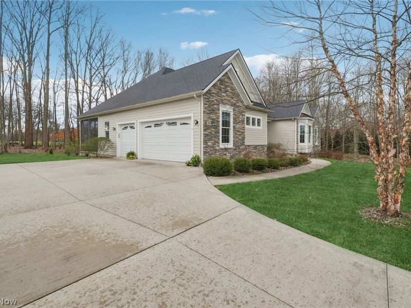 380 Crown Ridge Drive, Cuyahoga Falls, OH 44223 Photo 2