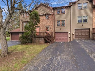 4 Chesterton Court , Fairport, NY 14450