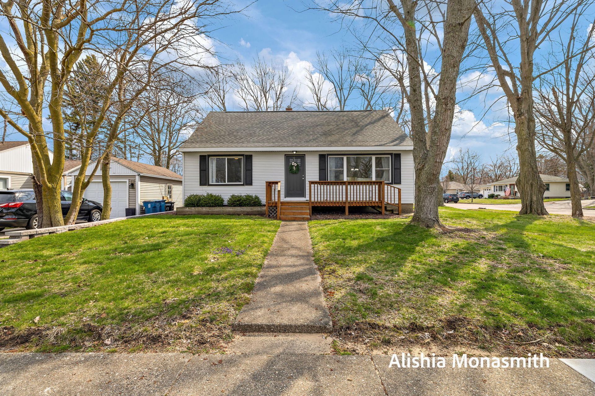 718 S Ferry Street, Grand Haven, MI 49417 Main Photo