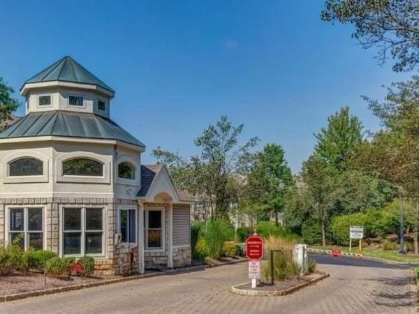 216 Edmonton Ct, Livingston, NJ 07039