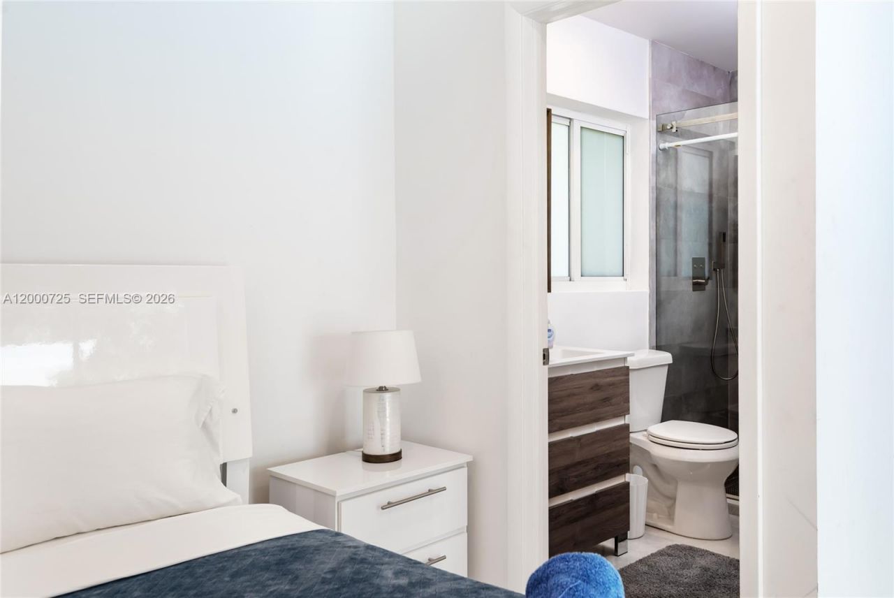 2555 NE 202nd St, Miami, FL 33180 Photo