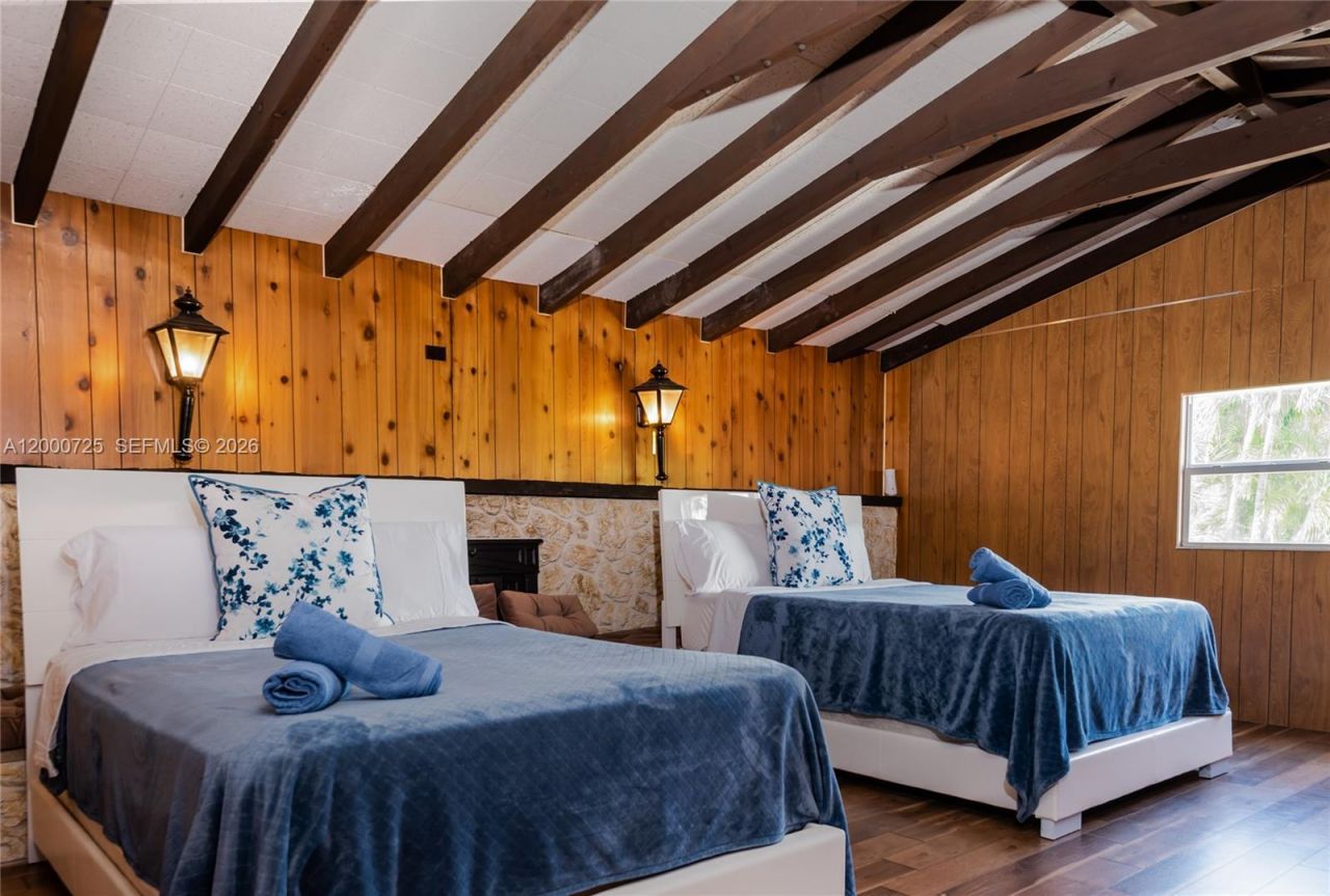 2555 NE 202nd St, Miami, FL 33180 Photo