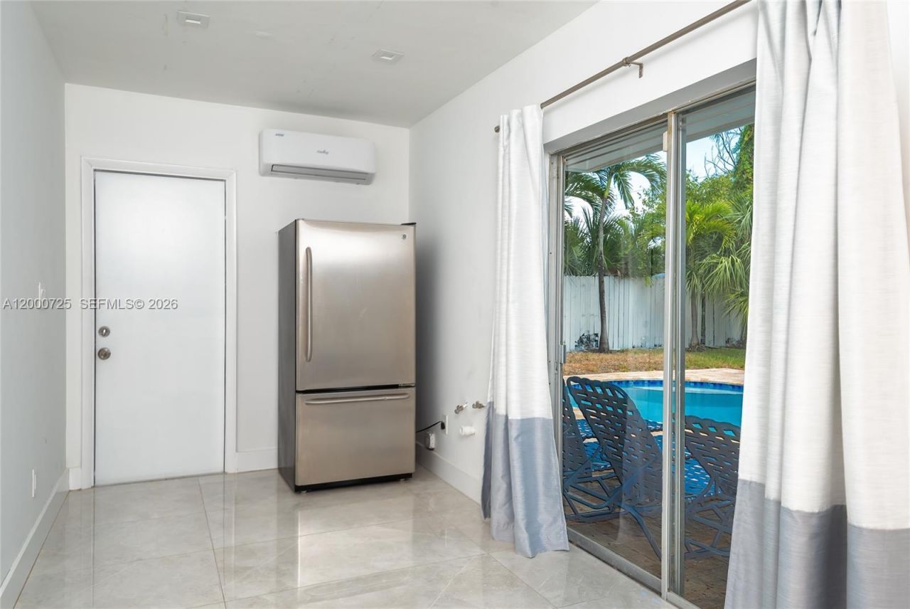 2555 NE 202nd St, Miami, FL 33180 Photo