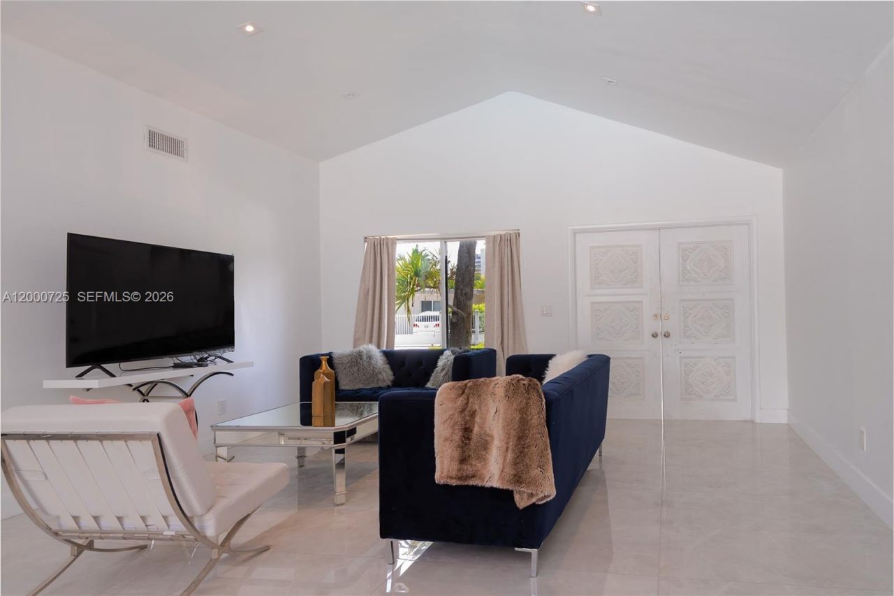 2555 NE 202nd St, Miami, FL 33180 Photo