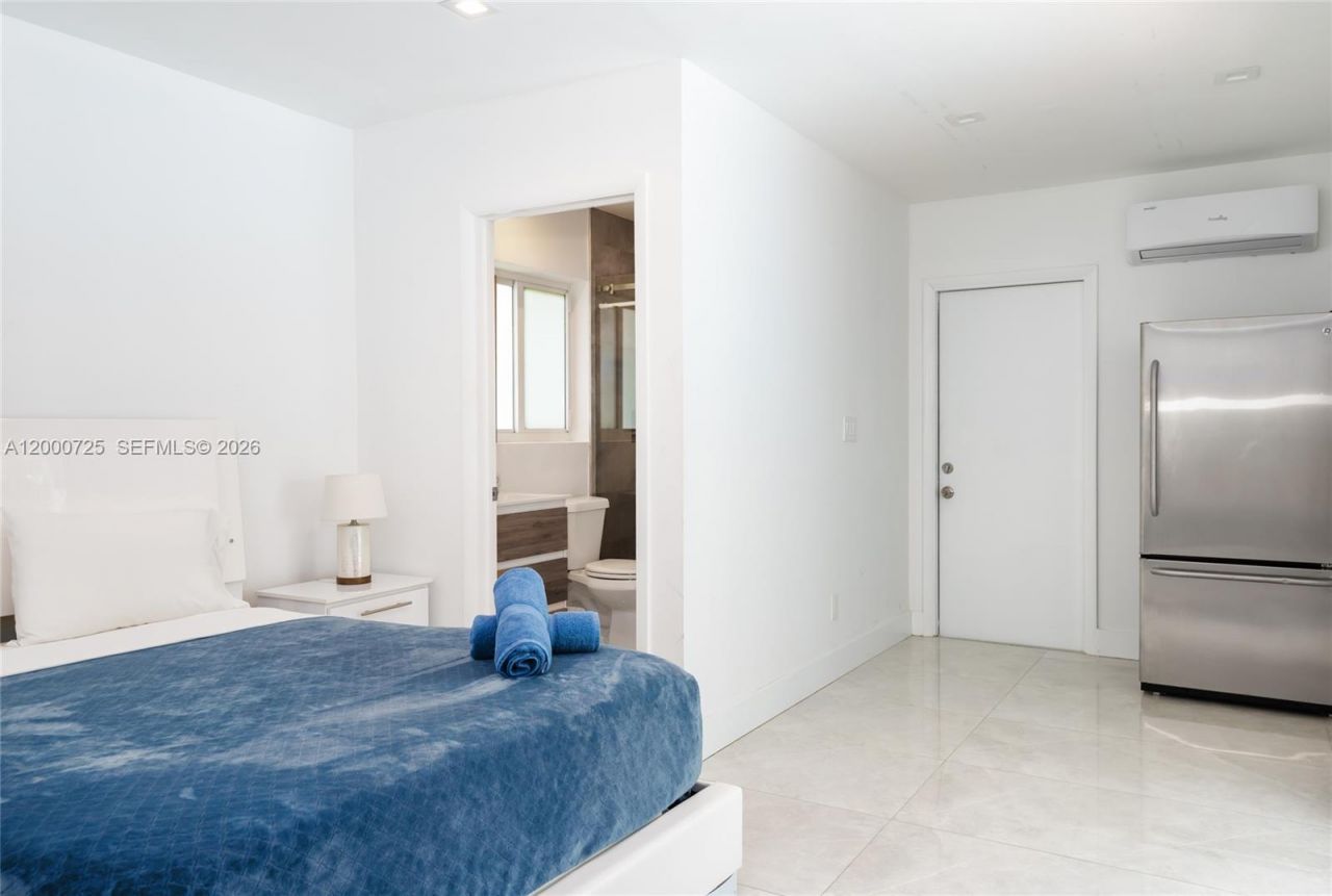 2555 NE 202nd St, Miami, FL 33180 Photo