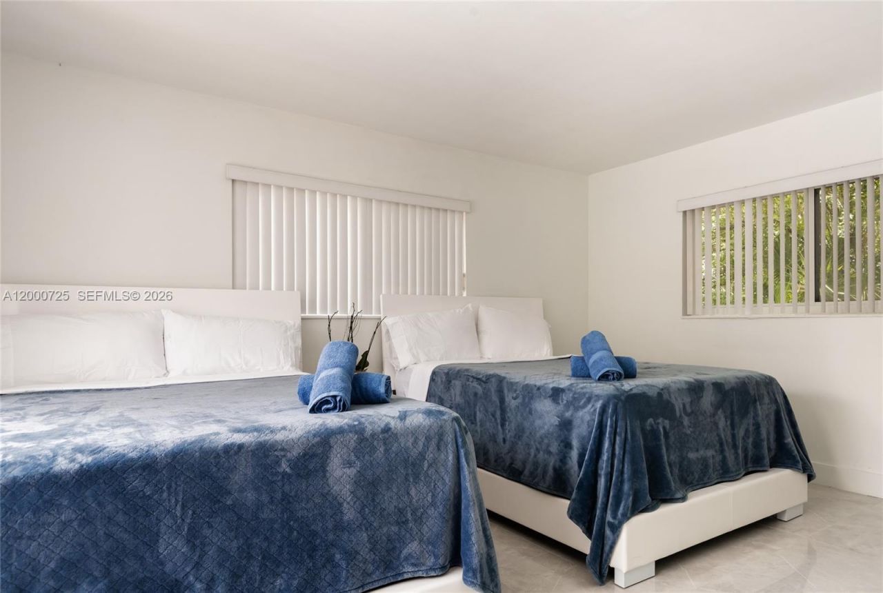 2555 NE 202nd St, Miami, FL 33180 Photo