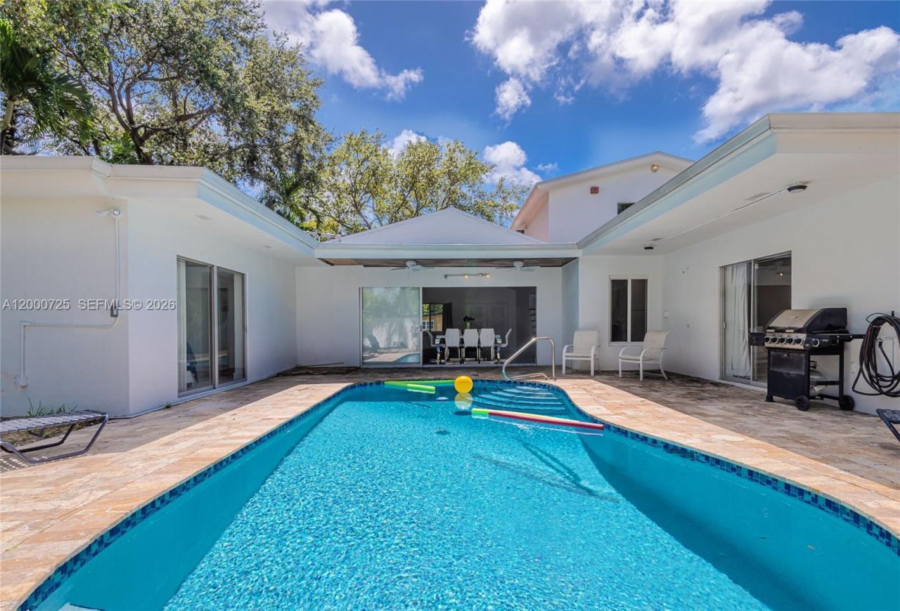 2555 NE 202nd St, Miami, FL 33180 Photo