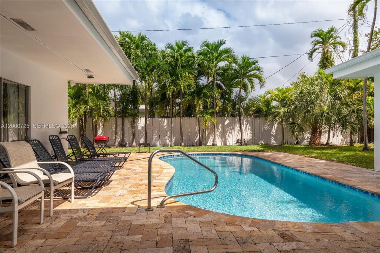 2555 NE 202nd St, Miami, FL 33180 Photo