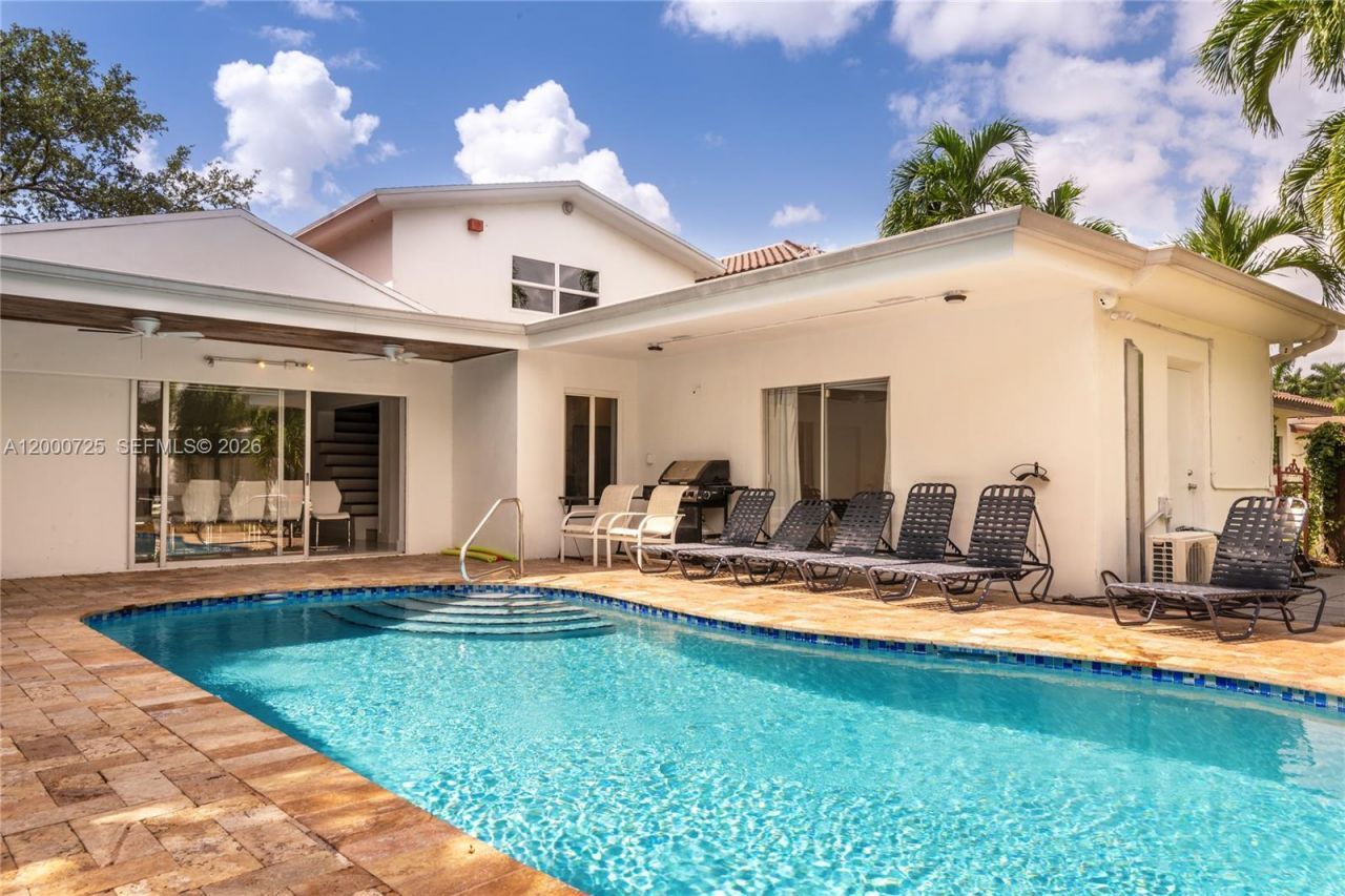 2555 NE 202nd St, Miami, FL 33180 Photo