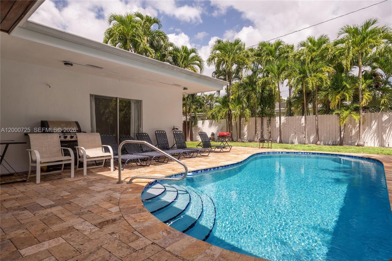 2555 NE 202nd St, Miami, FL 33180 Photo