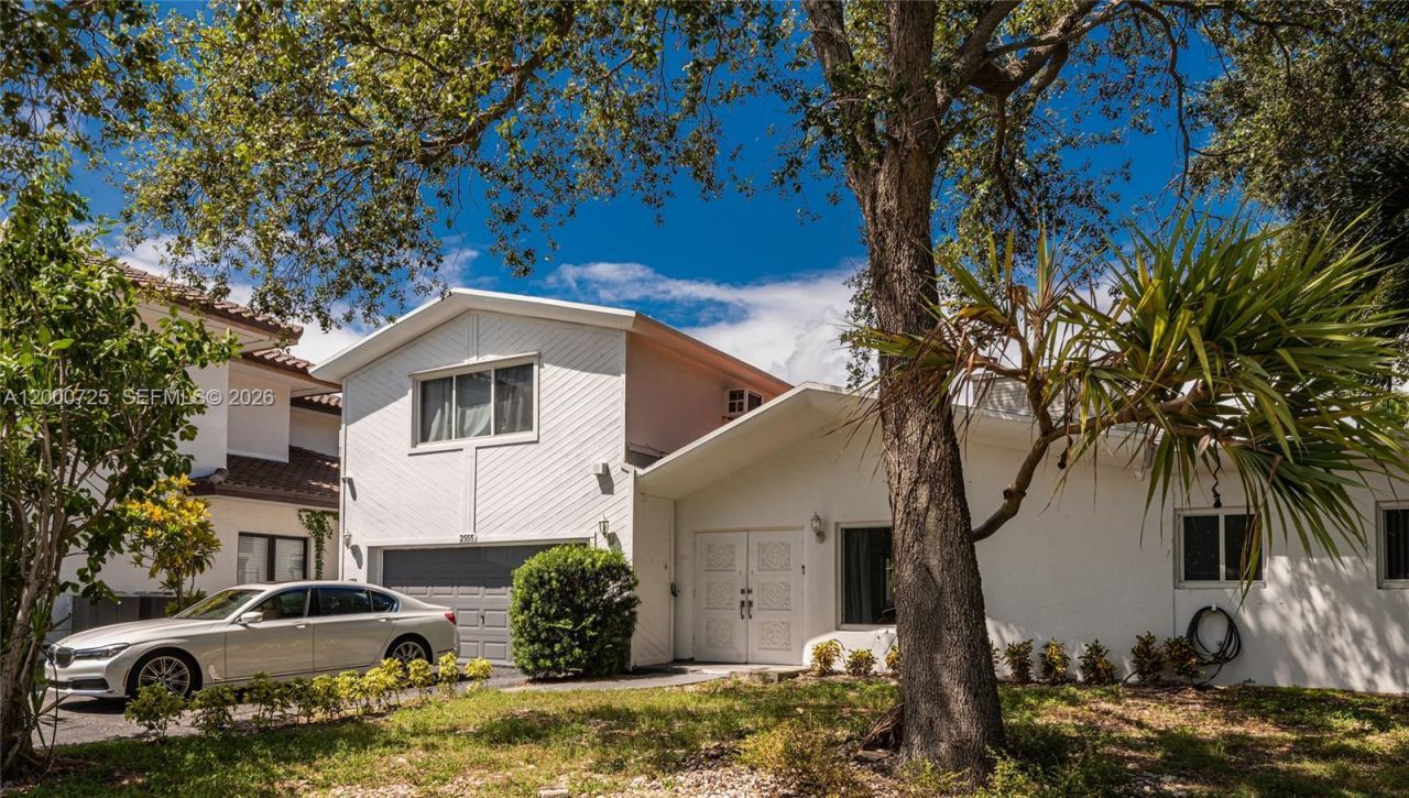 2555 NE 202nd St, Miami, FL 33180 Photo