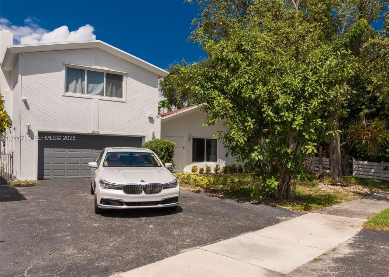 2555 NE 202nd St, Miami, FL 33180 Photo