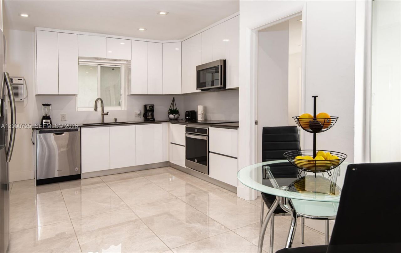 2555 NE 202nd St, Miami, FL 33180 Photo