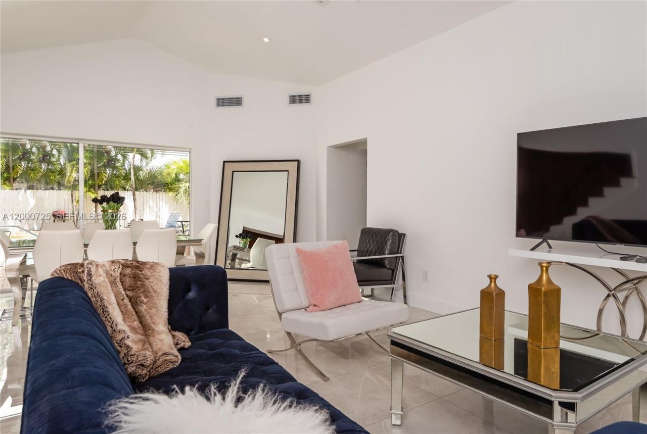 2555 NE 202nd St, Miami, FL 33180 Photo