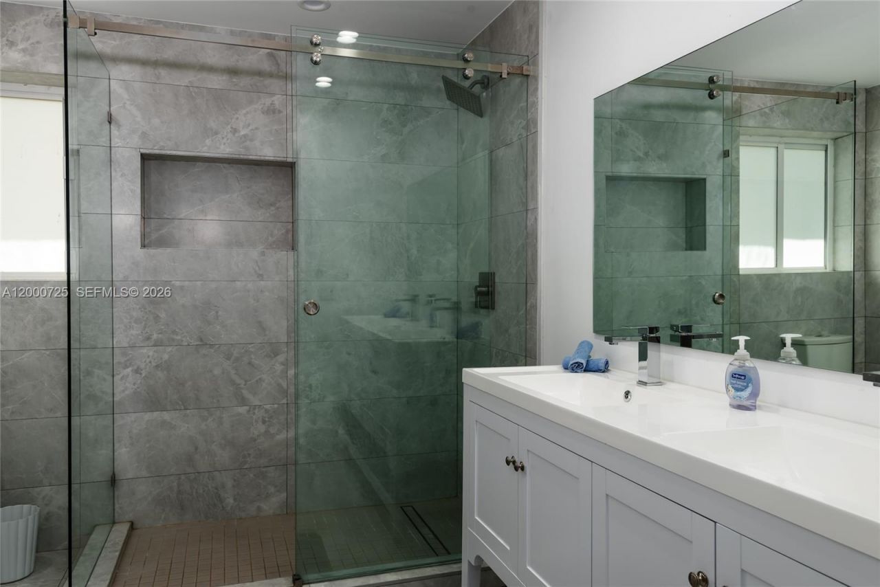 2555 NE 202nd St, Miami, FL 33180 Photo