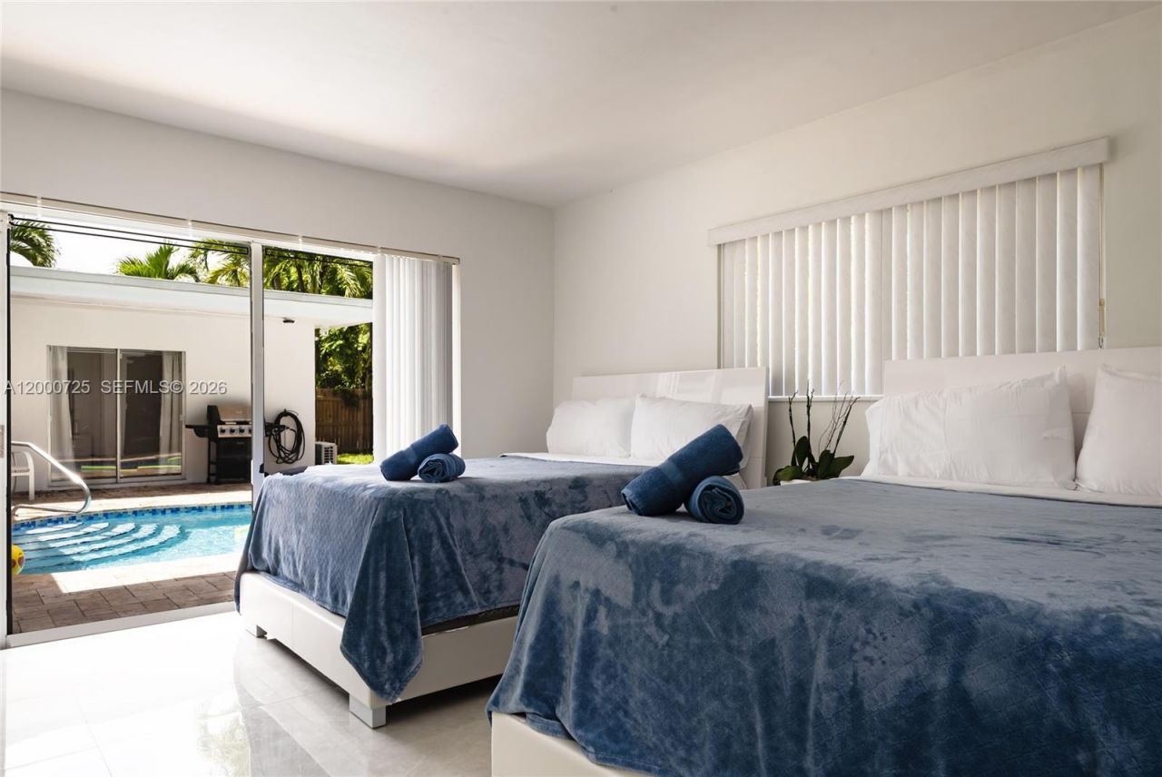 2555 NE 202nd St, Miami, FL 33180 Photo