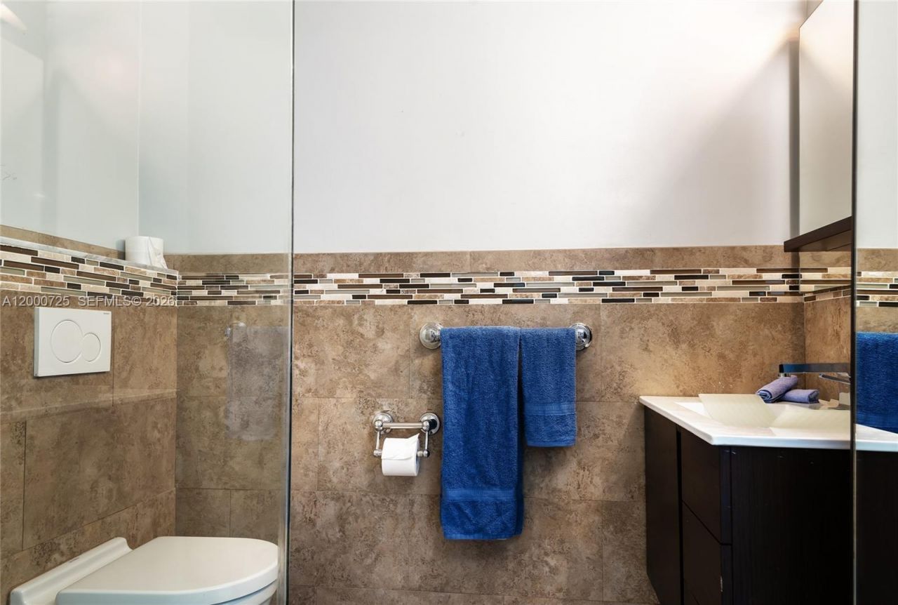 2555 NE 202nd St, Miami, FL 33180 Photo