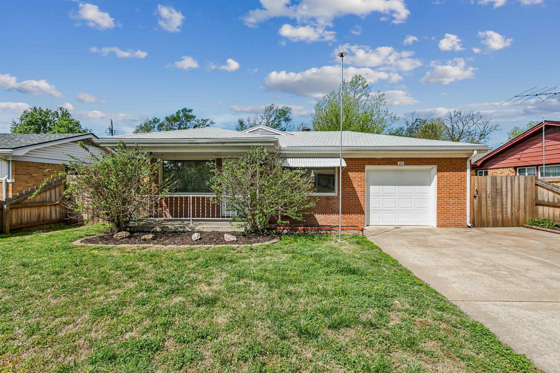 243 N Sunnyside Rd, Haysville, KS 67060 Main Photo