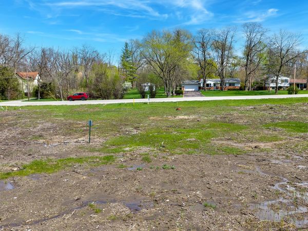 315 & 335 N St. Mary's Road, Green Oaks, IL 60048