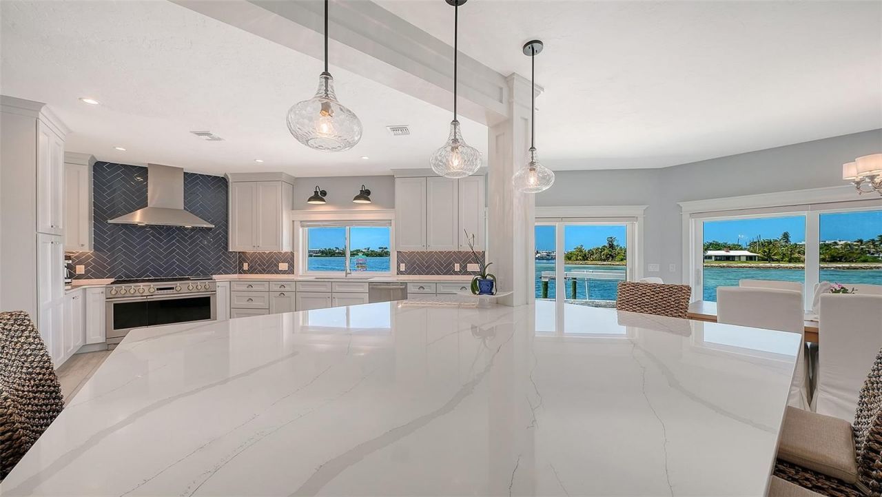 723 Key Royale Drive, Holmes Beach, FL 34217 Photo