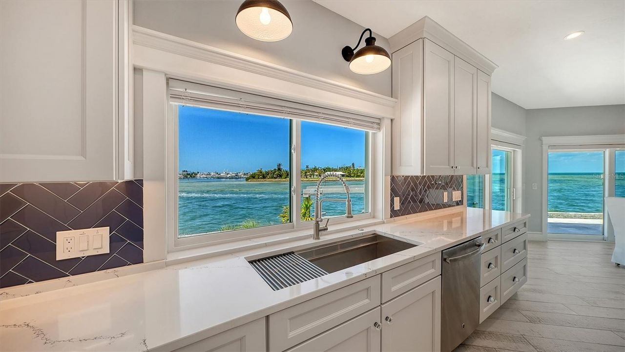 723 Key Royale Drive, Holmes Beach, FL 34217 Photo