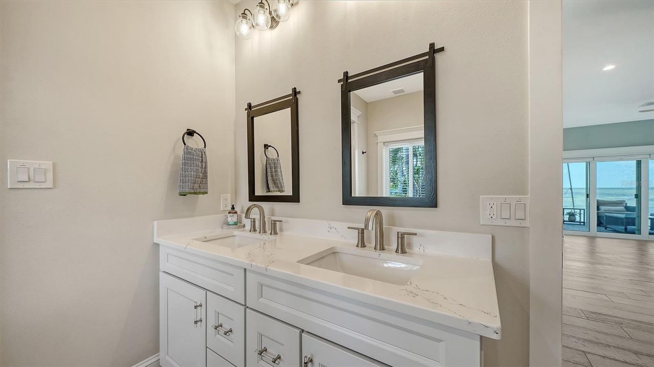 723 Key Royale Drive, Holmes Beach, FL 34217 Photo