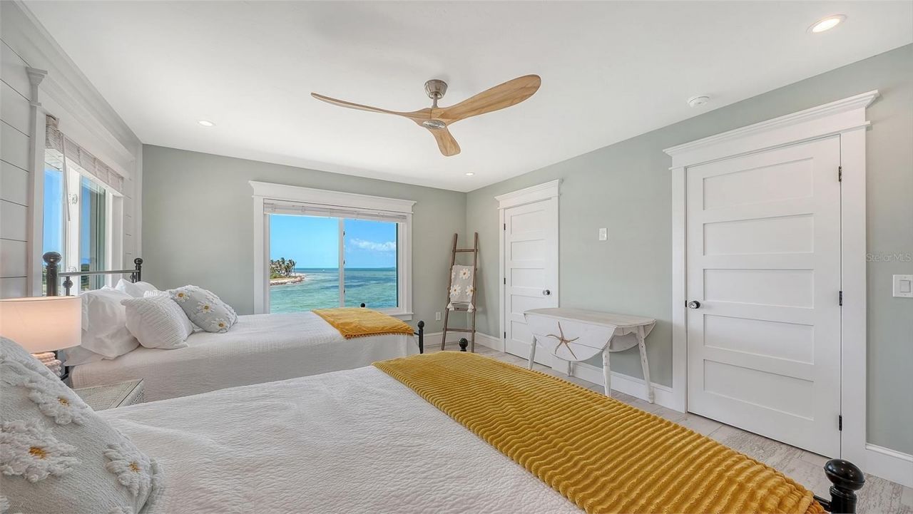 723 Key Royale Drive, Holmes Beach, FL 34217 Photo