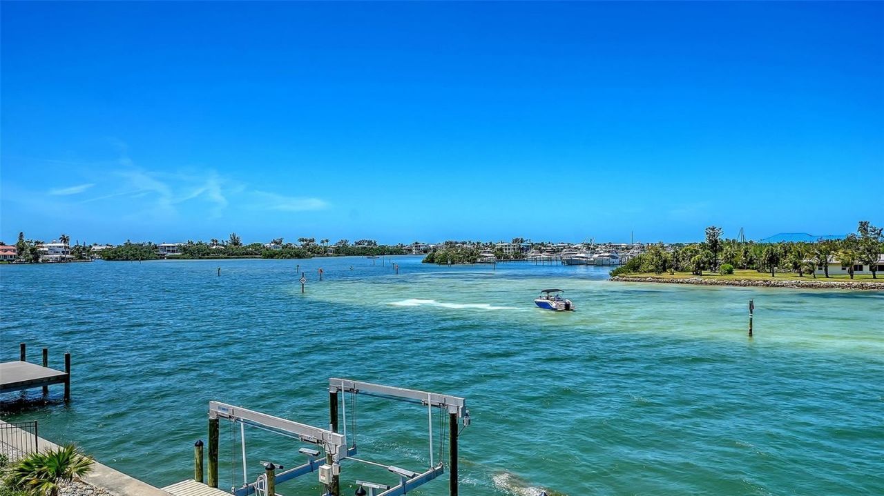 723 Key Royale Drive, Holmes Beach, FL 34217 Photo