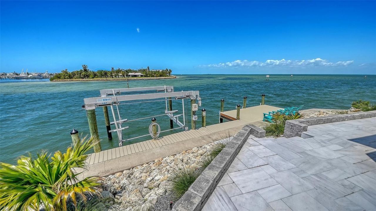 723 Key Royale Drive, Holmes Beach, FL 34217 Photo